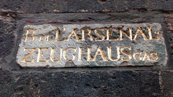 Datei:Straßenschild-Zeughausgasse.jpg