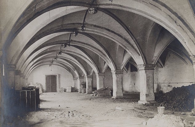 Datei:Zeughaus-Erdgeschoss-1920.jpg